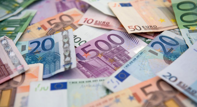Евро на межбанке потерял семь копеек
