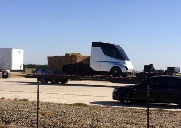 Електровантажівка Tesla Semi була знята на засекреченому полігоні в Каліфорнії, де американська компанія проводить дорожні тести своїх нових електромобілів.