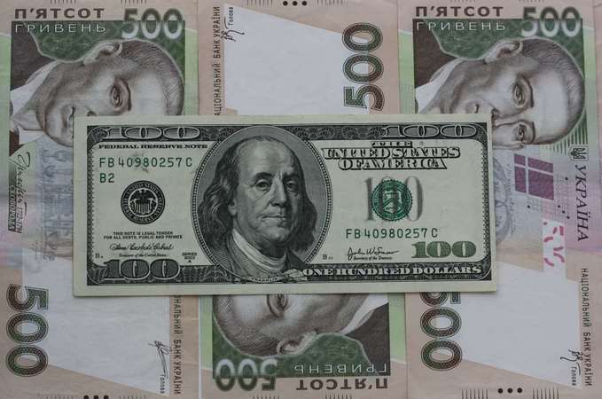 Почти половина депозитов украинских юридических и физических лиц размещена в долларах.