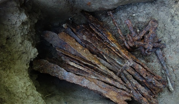 Археологи обнаружили железный клад примерно 10 века нашей эры, пишет The Hystory Blog.