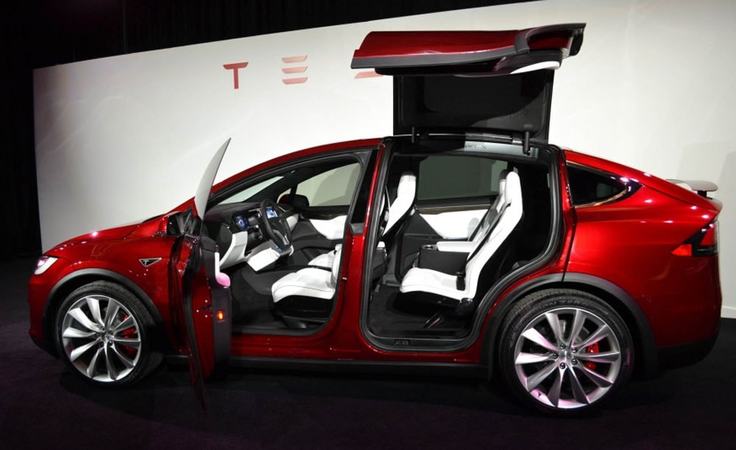 Американський автовиробник Tesla оголосив про відкликання 11 тисяч електрокарів Model X, які були зроблені в період з жовтня 2016 року по серпень 2017 року.