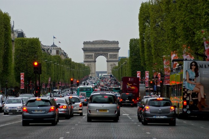 Мер Парижа Анн Ідальго заявила, що до 2024 року в столиці буде заборонено рух машин на дизельному паливі, і до 2030 бензині.