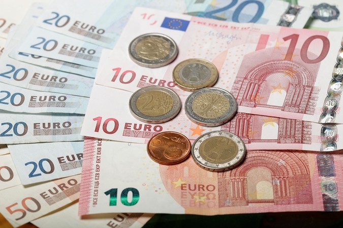По состоянию на 10:30 межбанк открылся понижением курса евро на 27 копеек в покупке и на 26 копеек в продаже.