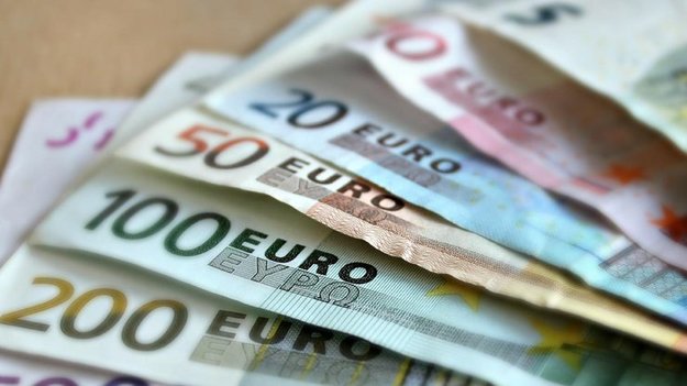 По состоянию на 10:30 межбанк открылся повышением курса евро на 2 копейки в покупке и на 1 копейку в продаже.