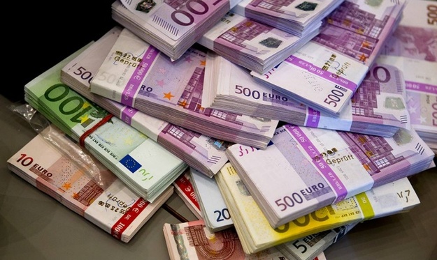 Станом на 10:10 міжбанк відкрився підвищенням курсу євро на 14 копійок в покупці і на 14 копійок в продажу.