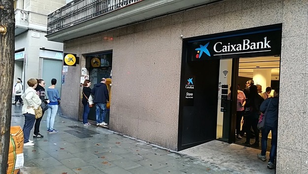 У п’ятницю банківські клієнти у Каталонії знімають символічні суми грошей з рахунків фінустанов, які перенесли свої офіційні штаб-квартири з регіону на тлі політичної кризи.