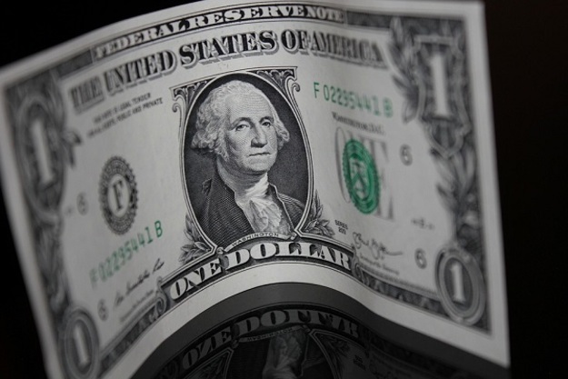 В понедельник доллар продолжи расти на межбанке.