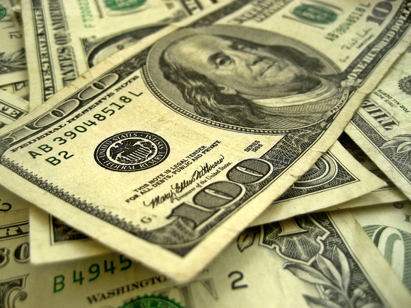 Долар на готівковому валютному ринку подешевшав на 1 копійку в покупці продажу.