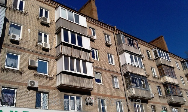 Трикімнатну квартиру в багатоквартирних будинках старого житлового фонду України (старше 25 років) можна придбати за $16 тис.