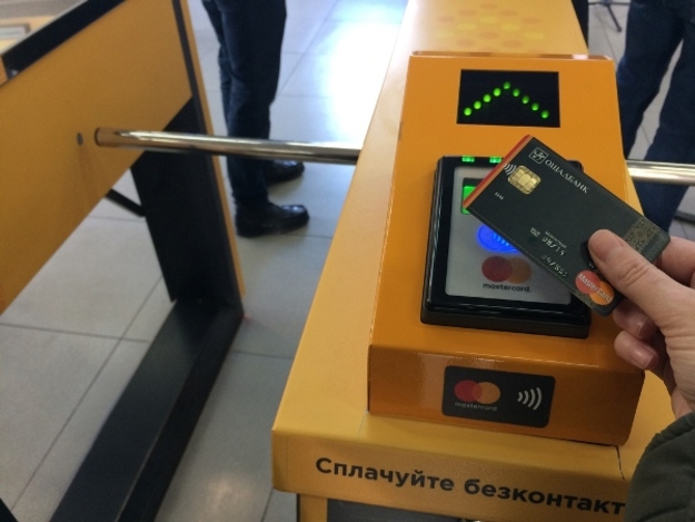 Технология бесконтактной оплаты теперь работает на обеих линиях скоростного трамвая в Киеве: вслед за Борщаговской решение запустили на Троещинской линии.