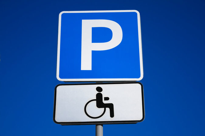 В Україні вступив в силу закон, що збільшує розмір штрафу до 1700 грн за парковку на місцях, призначених для інвалідів.