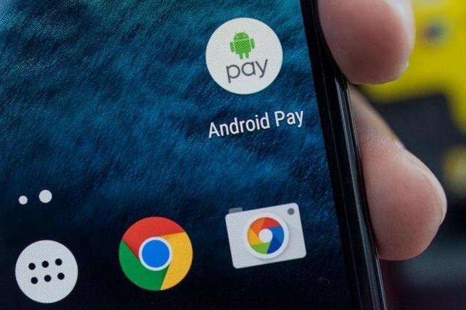 Перші анонси про запуск програми Android Pay (яка дозволяє використовувати смартфон в якості платіжного засобу) в Україні почали активно з'являтися в кінці жовтня.