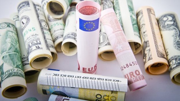 Станом на 10:20 міжбанк відкрився зниженням курсу євро на 23 копійки в покупці і на 24 копійки в продажу.