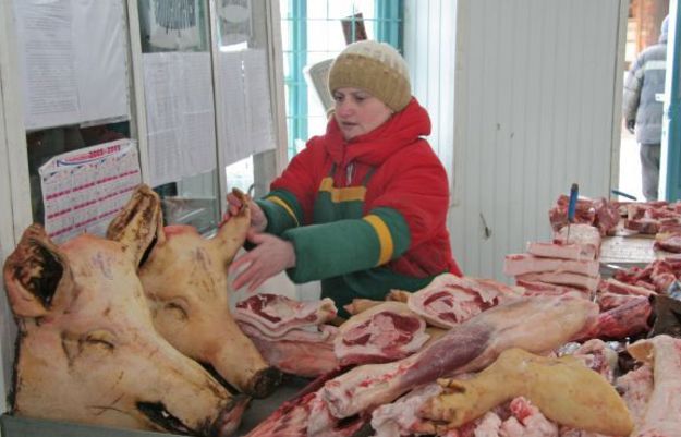 Россия запретила ввоз из Украины продуктов крупного рогатого скота и живых свиней, расширив новым перечнем товаров действующее продуктовое эмбарго.