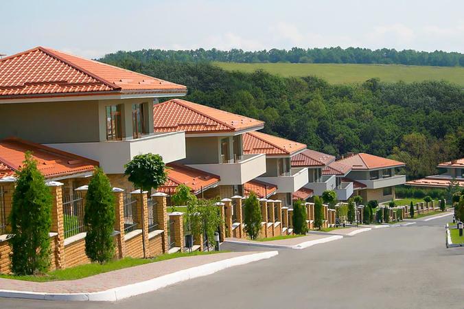 За последний год продажи новых домов на загородном рынке жилья упали на 42%, а на вторичном загородном рынке падение составляет 58%.