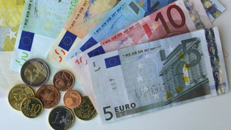 Станом на 10:10 міжбанк відкрився підвищенням курсу євро на 7 копійок в покупці і на 7 копійок в продажу.