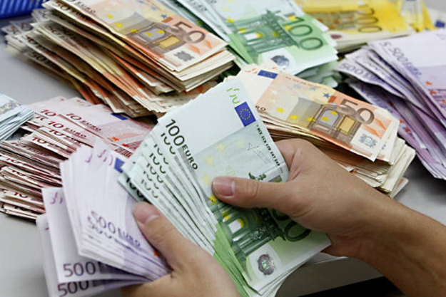 Станом на 10:20 міжбанк відкрився підвищенням курсу євро на 3 копійки в покупці і на 3 копійки в продажу.
