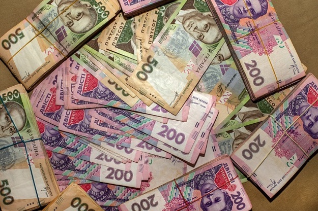 Національний банк знизив офіційний курс гривні на 1 копійку до 26,87/$.