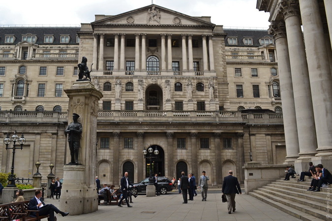 Банк Англії вперше більш ніж за десять років підвищив процентні ставки і чекає, що в найближчі три роки знадобляться лише «дуже поступові» підвищення.