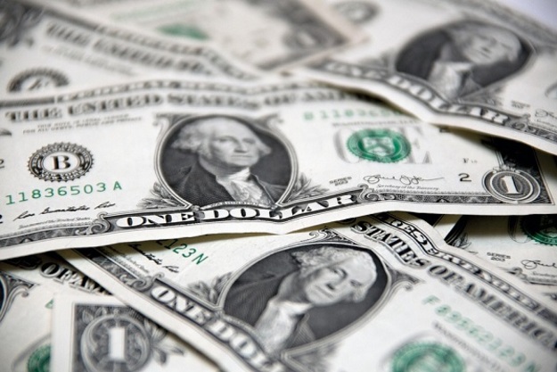 В четверг на валютном рынке доллар опять вырос, преодолев отметку в 26,90 гривен.