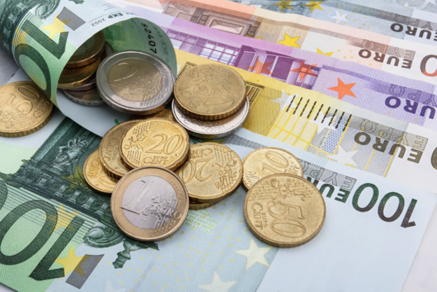 По состоянию на 10:20 межбанк открылся снижением курса евро на 4 копейки в покупке и на 4 копейки в продаже.