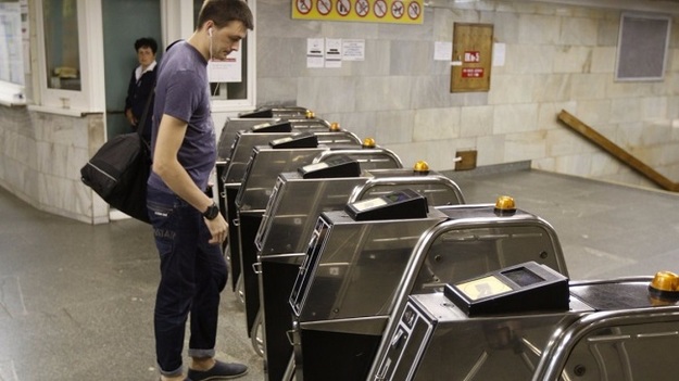 С декабря в столице льготникам для бесплатного проезда в метро нужно будет обязательно иметь «Карточку киевлянина».