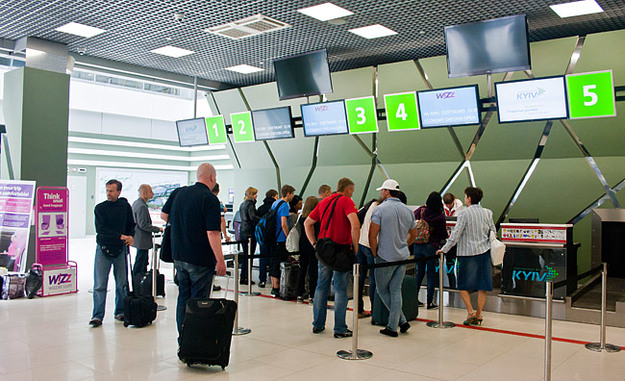 У міжнародному аеропорту Київ (Жуляни) запрацювала електронна система зчитування посадкових талонів в пунктах контролю на авіаційну безпеку.