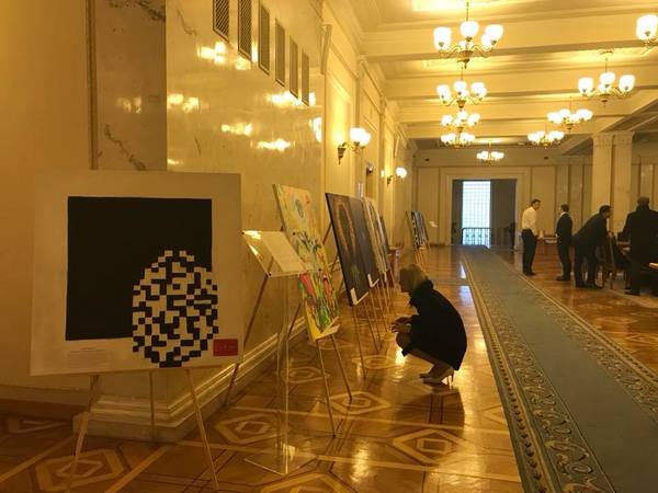 В кулуарах Верховной Рады проходит выставка картин посвященная криптовалютам.