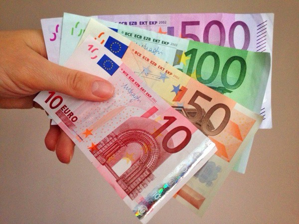Станом на 10:20 міжбанк відкрився підвищенням курсу євро на 4 копійки в покупці і на 4 копійки в продажу.