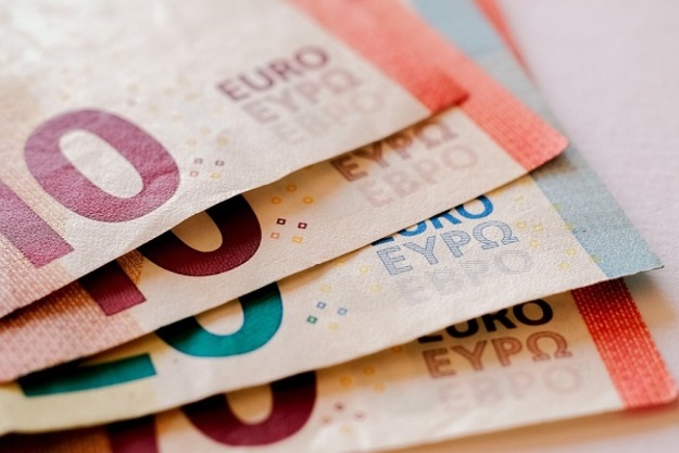По состоянию на 10:20 курс евро вырос на 15 копеек в покупке и продаже.