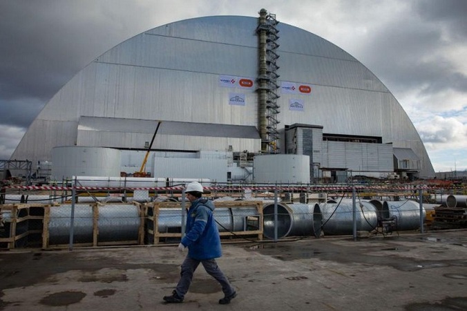 Украинцы, работающие на Чернобыльской АЭС, закончили работы по превращению укрытия станции в полностью безопасный объект.