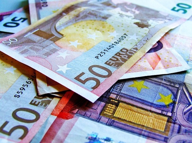 Станом на 10:20 курс євро знизився на 12 копійок в покупці і продажу.