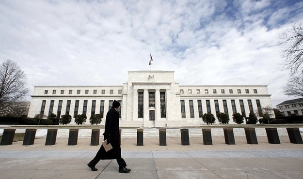 Руководители Федеральной резервной системы (ФРС) выразили опасения по поводу низкой инфляции в США и смягчили риторику в отношении сроков следующего повышения базовой процентной ставки в стране.