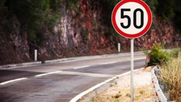 С 1 января 2018 года разрешенная скорость движения в населенных пунктах снизится с 60 до 50 км/ч.