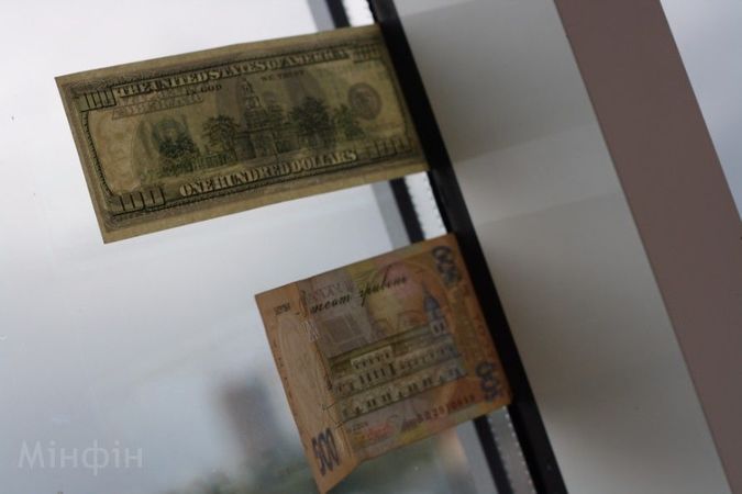 Национальный банк Украины  установил на 30 ноября официальный курс гривны на уровне  27,0139 грн/$.