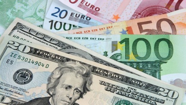 Долар на готівковому валютному ринку подешевшав на 2 копійки в продажу і на 4 копійки в покупці.