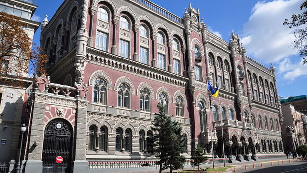 Национальная полиция Украины подозревает служебных лиц Нацбанка в сговоре с собственниками и руководителями 37 банков.