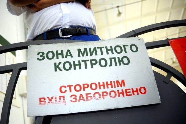 Верховная Рада ввела ограничения на беспошлинный ввоз товаров на территорию Украины стоимостью не более €50 и весом не тяжелее 50 кг до одного раза в трое суток.