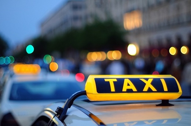 Стоимость проезда в такси с начала осени выросла на 5% из-за подорожания горючего.