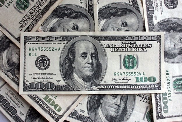 Долар на готівковому валютному ринку подешевшав на 13 копійок в покупці і продажу.
