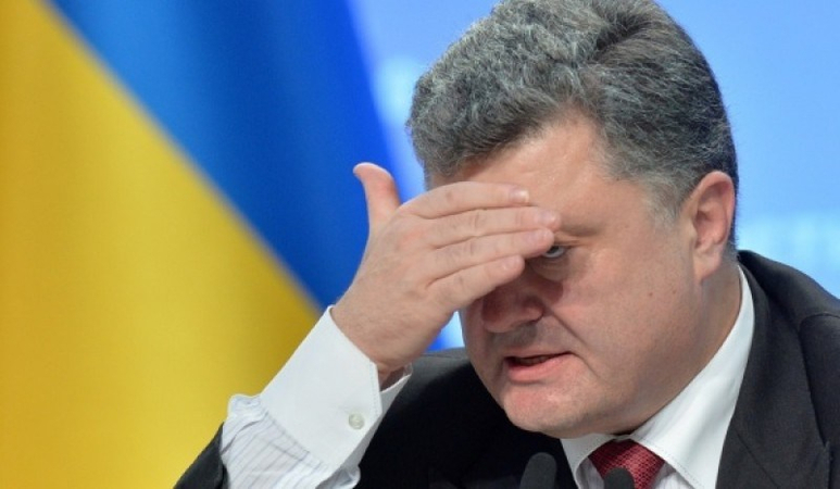 Президент Петро Порошенко вже рік не підписує внесений ним же і прийнятий Верховною Радою закон про надання державної гарантії 100% всіх вкладів громадян в усіх державних банках (Приватбанку і Укрексімбанку).