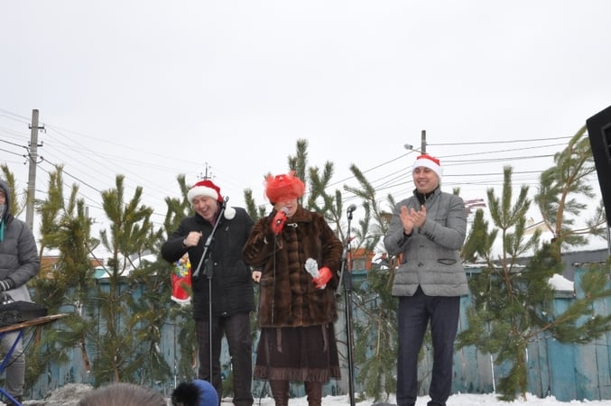 Андрей Стрихарский, глава наблюдательного совета девелоперской компании СТАТУС ГРУПП, посетил открытие новогодней елки на дачном массиве «Осокорки» в Днепровском районе Киева.