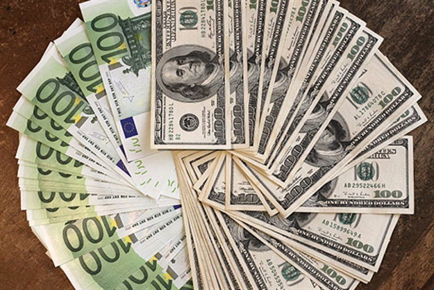 Долар та євро на готівковому валютному ринку подорожчали в покупці та продажу.