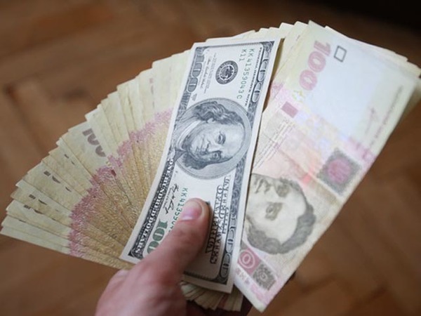 Национальный банк понизил официальный курс гривны на 12 копеек — до 28,01 грн/$.
