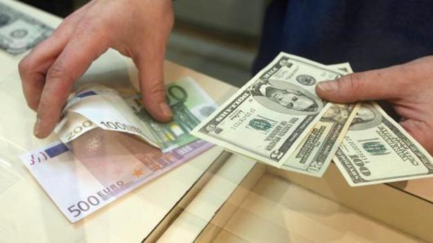 Міжбанківські валютні торги, в понеділок, 15 січня, відкрилися котируваннями в діапазоні 28,54-28,56 грн за долар, євро — 34,84/34,86.