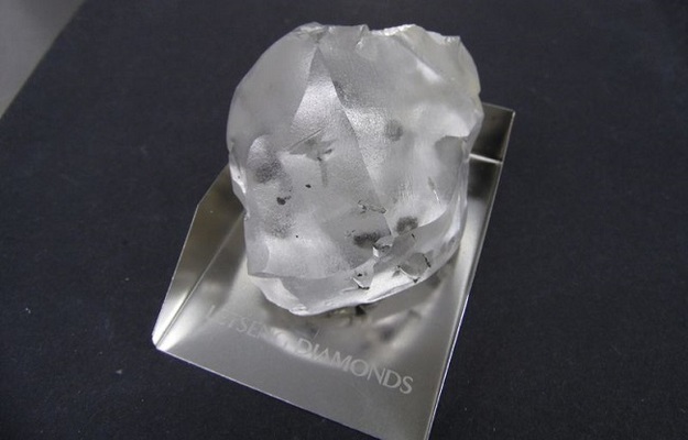 Один з найбільших діамантів в історії, вагою 910 карат, був виявлений в гірському королівстві Лесото на півдні Африки.