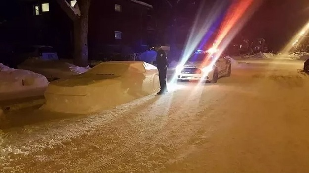 Житель Монреаля Саймон Лаприз вылепил из снега копию автомобиля, которую местная полиция приняла за настоящую машину и хотела выписать штраф за неправильную парковку.