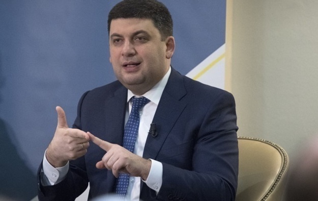 Прем'єр-міністр України Володимир Гройсман заявляє, що падіння курсу гривні викликане зменшенням експорту в січні і продовженням виплат за кордон.