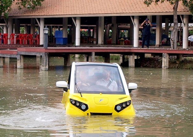Бывший сотрудник компании Toyota Хидео Цурумаки создал первый в мире водонепроницаемый плавающий электромобиль.