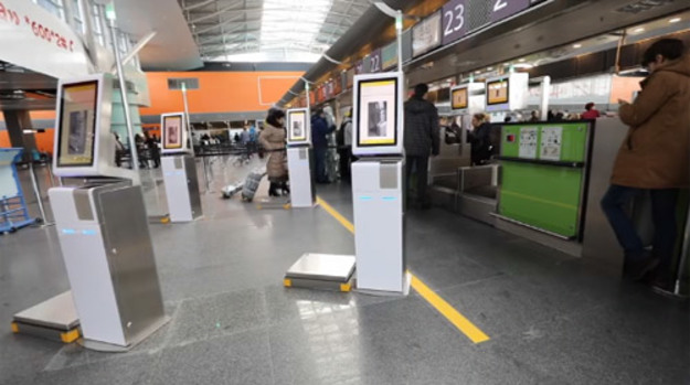 В аэропорту Борисполь установили несколько киосков для самостоятельной сдачи багажа, которыми могут воспользоваться пассажиры МАУ.